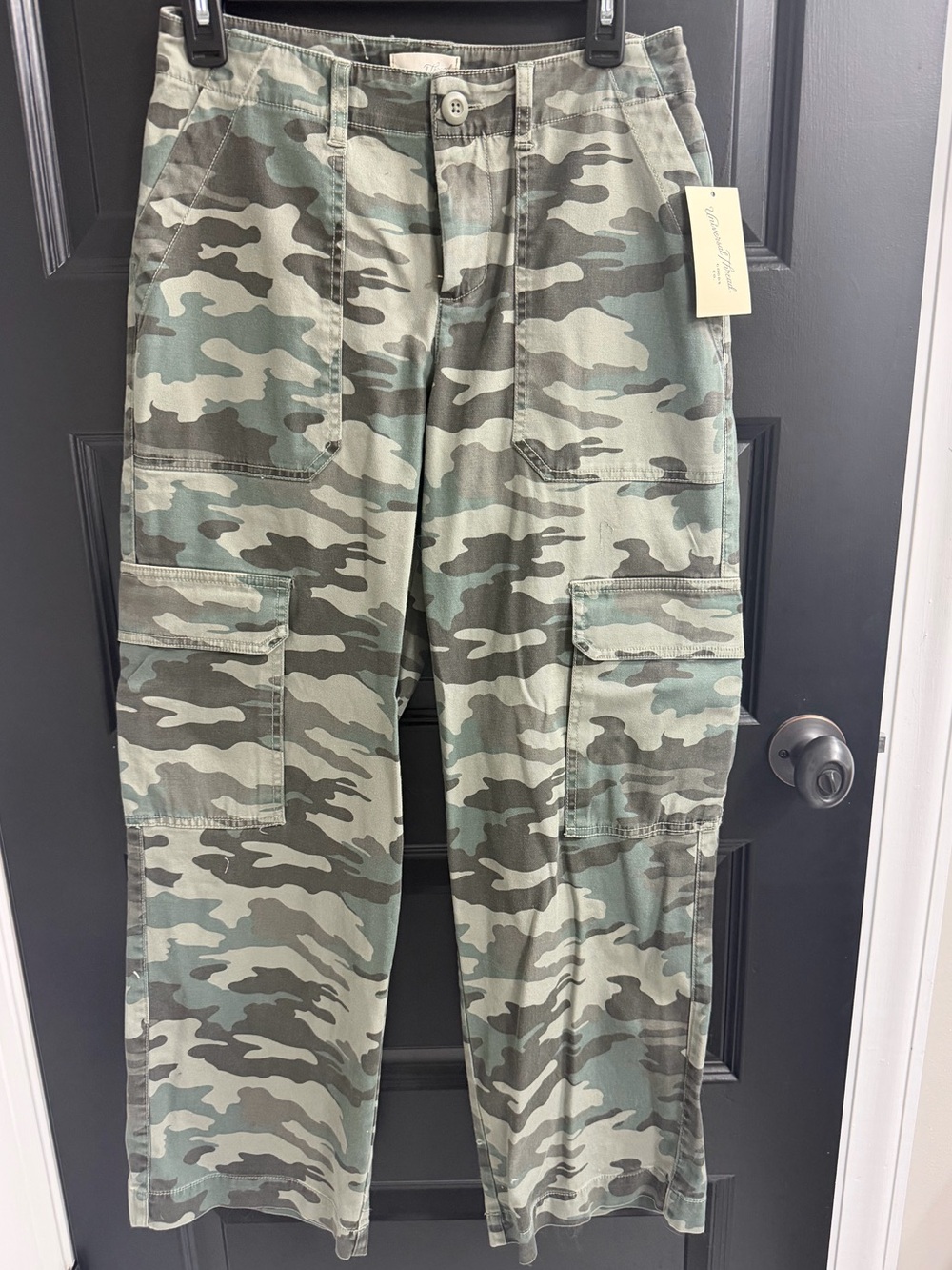 Universal Thread Women’s Camo Cargo Pants Size 6 Short NWT Green Utility Pants